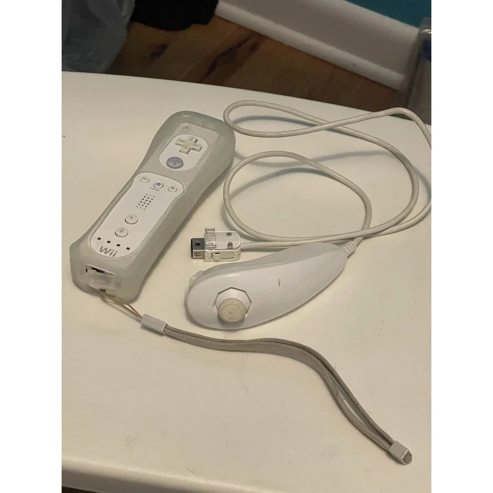 Nintendo Wii Remote Controller and Nunchuck.‎ Missing Battery Cover